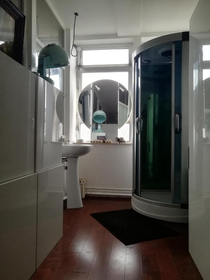 Ghostel 1St - Aventure Alternative - Guest House - Arts-Factory-Experience - For Artists, Makers And Open Minds - Attention, We Are Not A Hotel And Are Not Adapted For Everybody - Read Host Warnings Before Reservation - Www,Providence,Be Asbl Charleroi Bagian luar foto